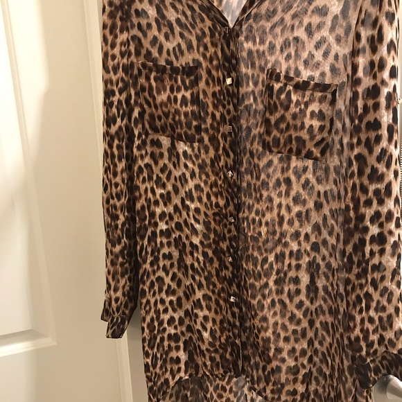 Leopard Print High - Low Tunic Top w/gold buttons - Picture 7 of 8
